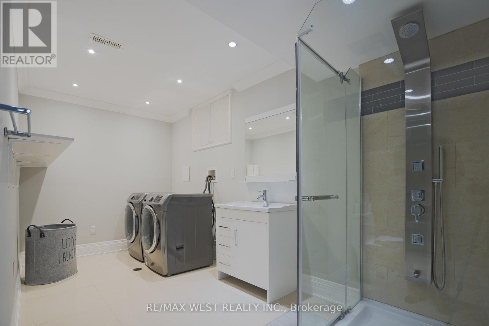 Photo 33 of 4 Elmview Court, Toronto ON