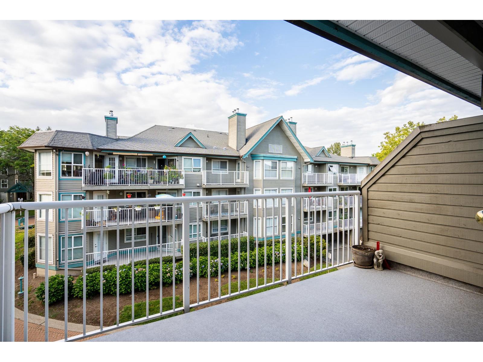 Photo 7 of 303 15140 108 Avenue, Surrey BC