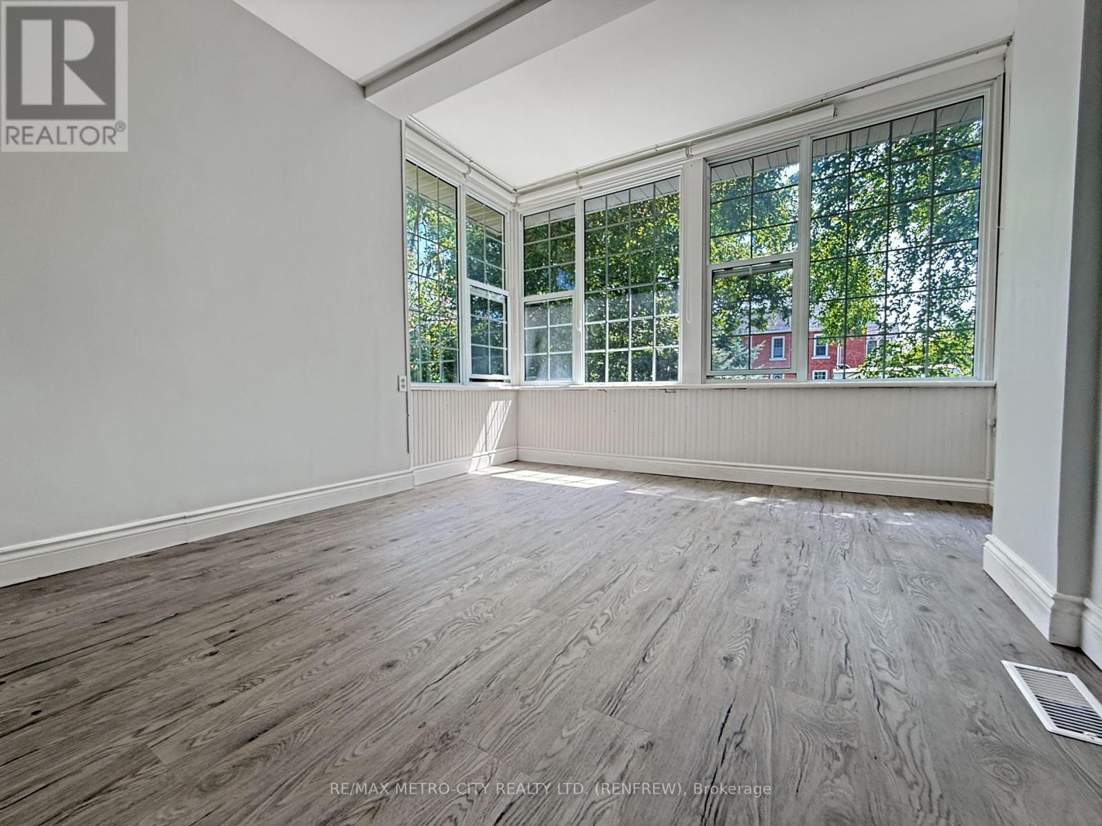 Photo 11 of 19 Lorne Street S, Renfrew ON