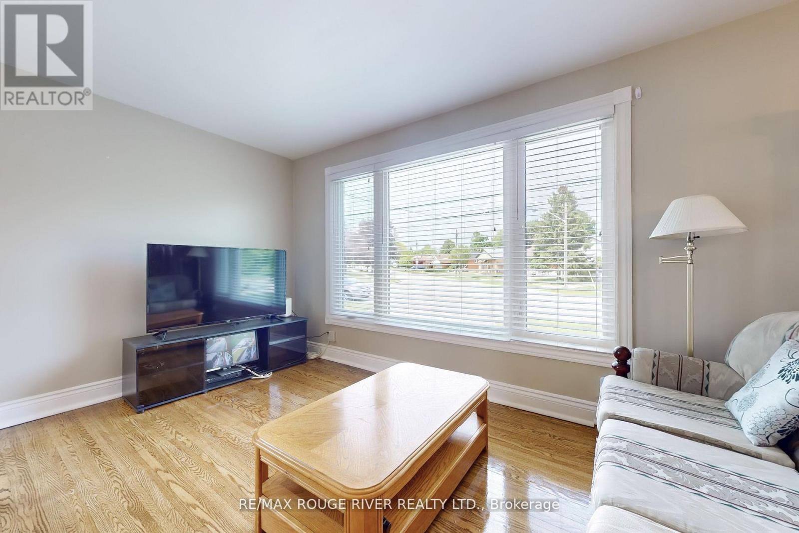 Photo 10 of 117 Shropshire Drive, Toronto ON