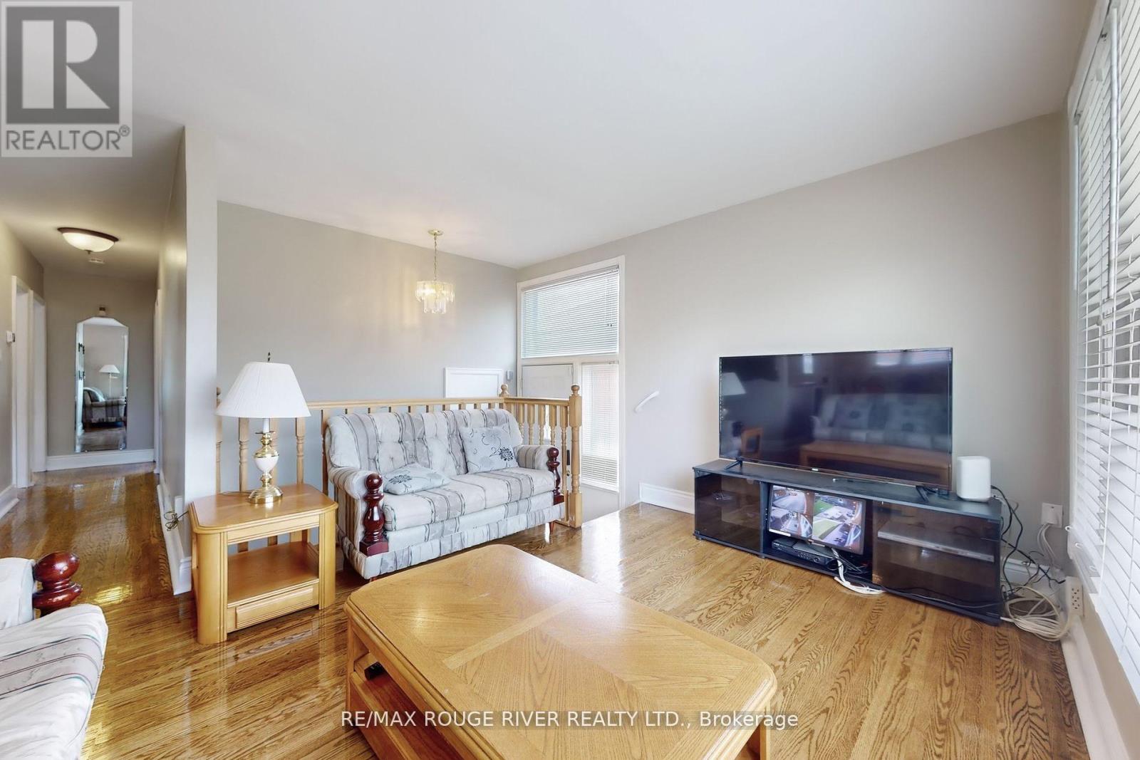 Photo 11 of 117 Shropshire Drive, Toronto ON
