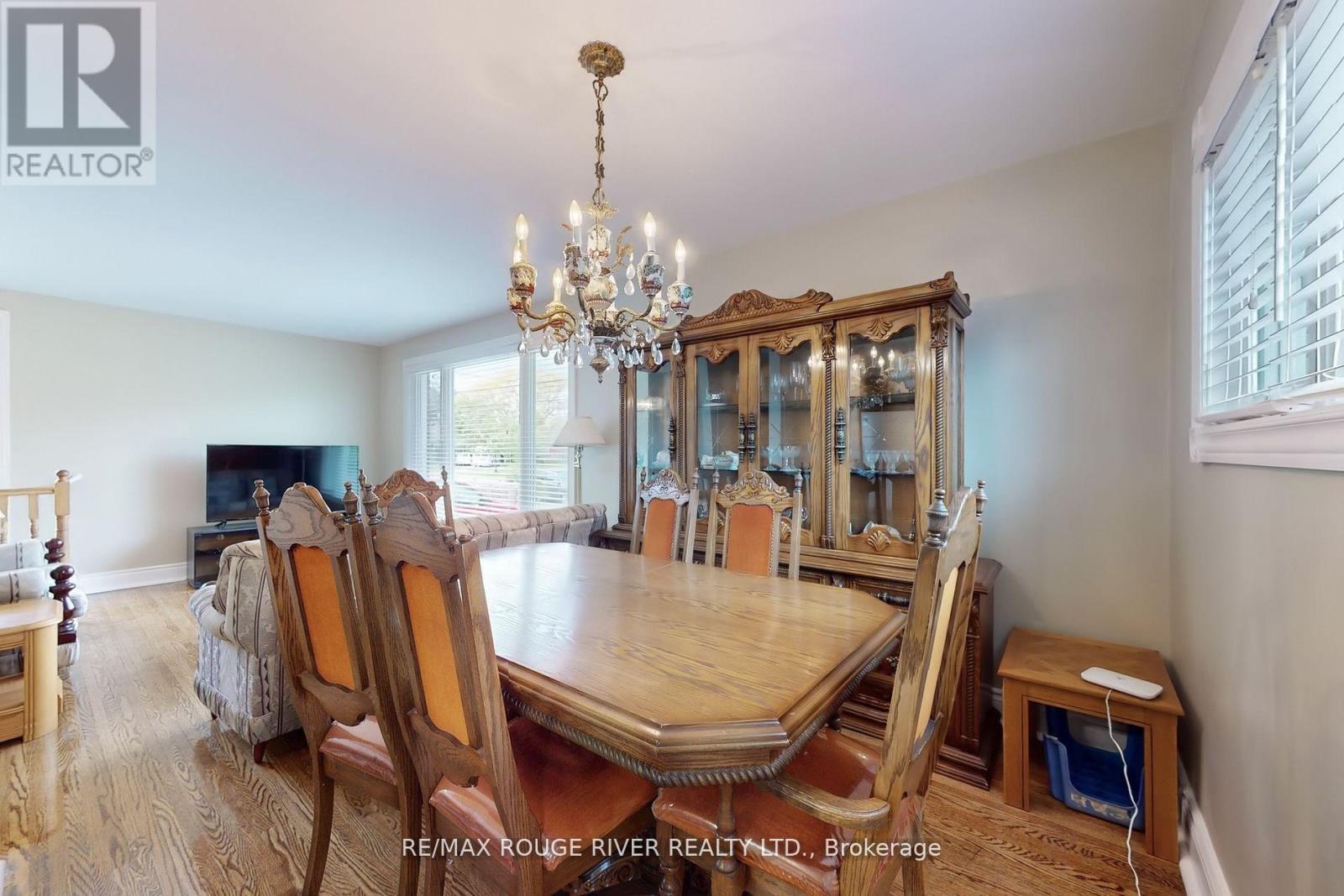 Photo 12 of 117 Shropshire Drive, Toronto ON
