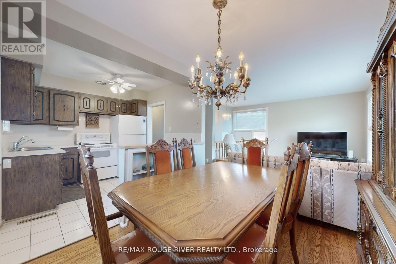 Photo 13 of 117 Shropshire Drive, Toronto ON