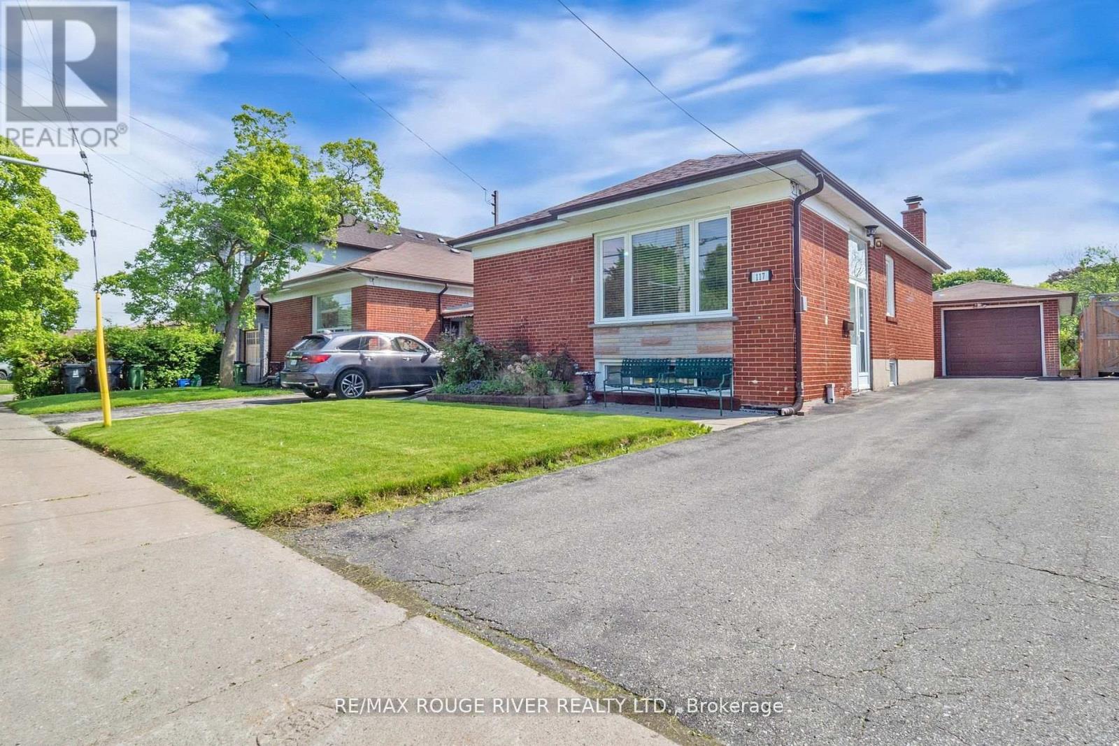 Photo 2 of 117 Shropshire Drive, Toronto ON
