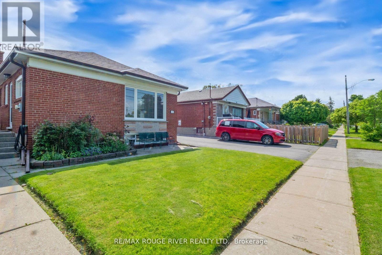 Photo 3 of 117 Shropshire Drive, Toronto ON