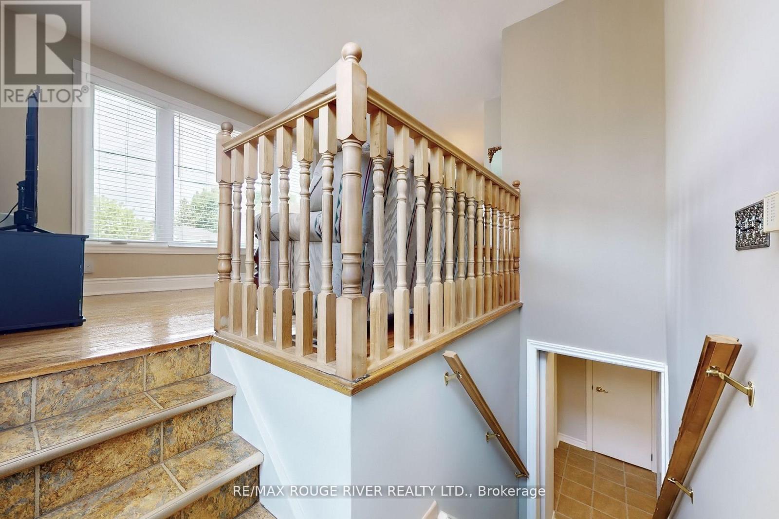 Photo 5 of 117 Shropshire Drive, Toronto ON
