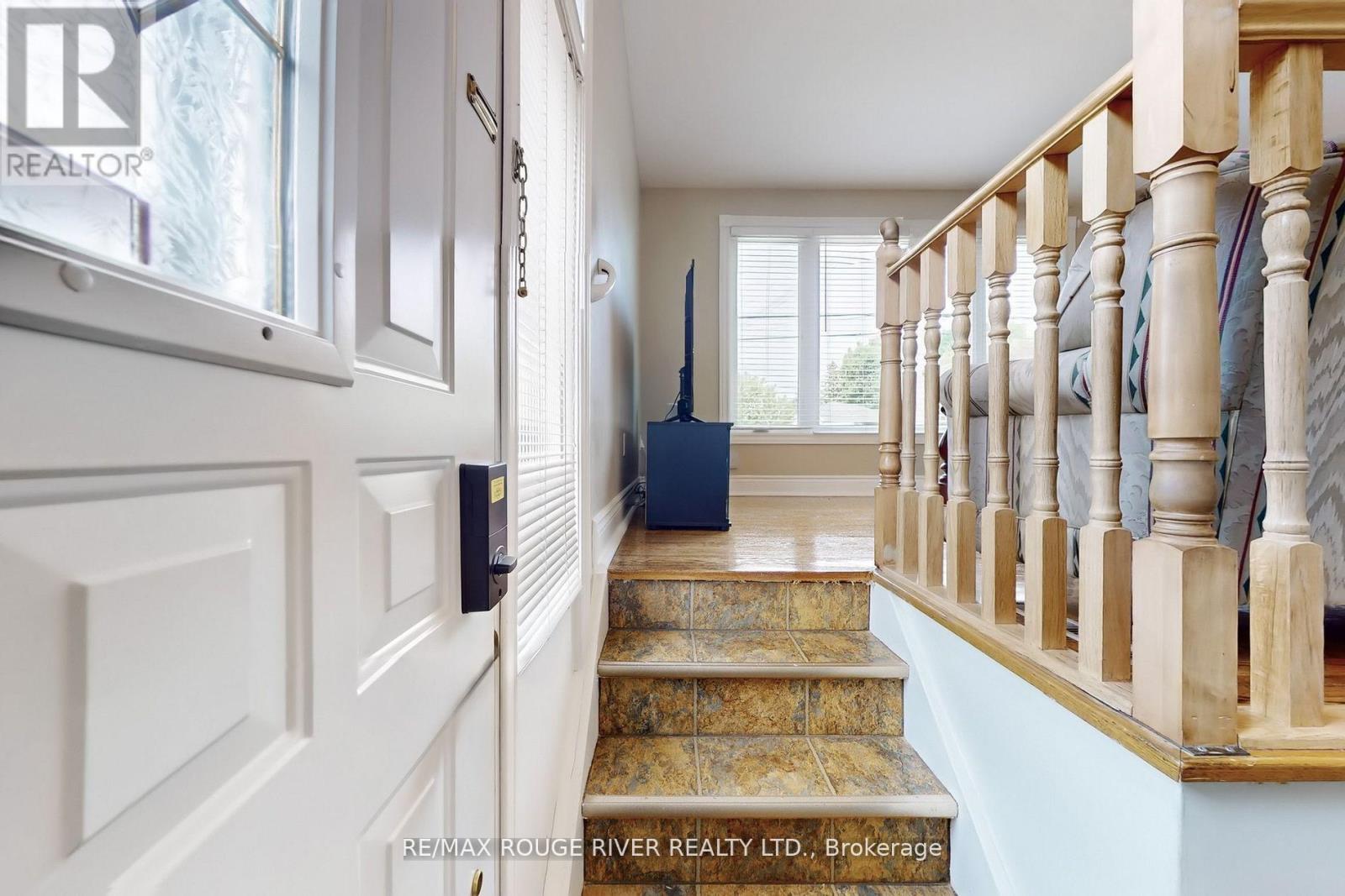 Photo 6 of 117 Shropshire Drive, Toronto ON