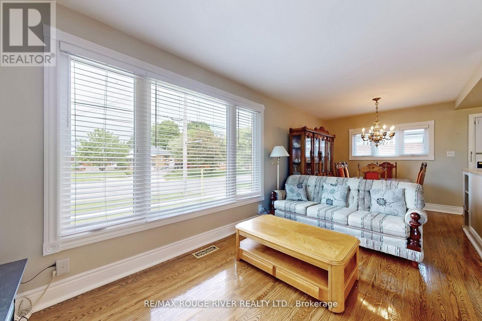 Photo 7 of 117 Shropshire Drive, Toronto ON