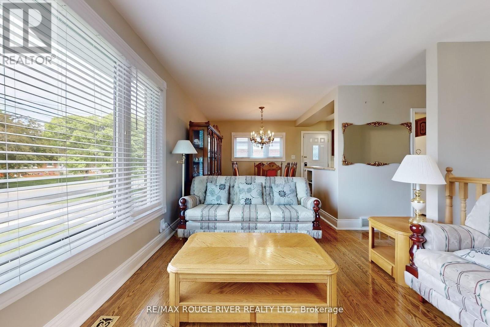 Photo 8 of 117 Shropshire Drive, Toronto ON