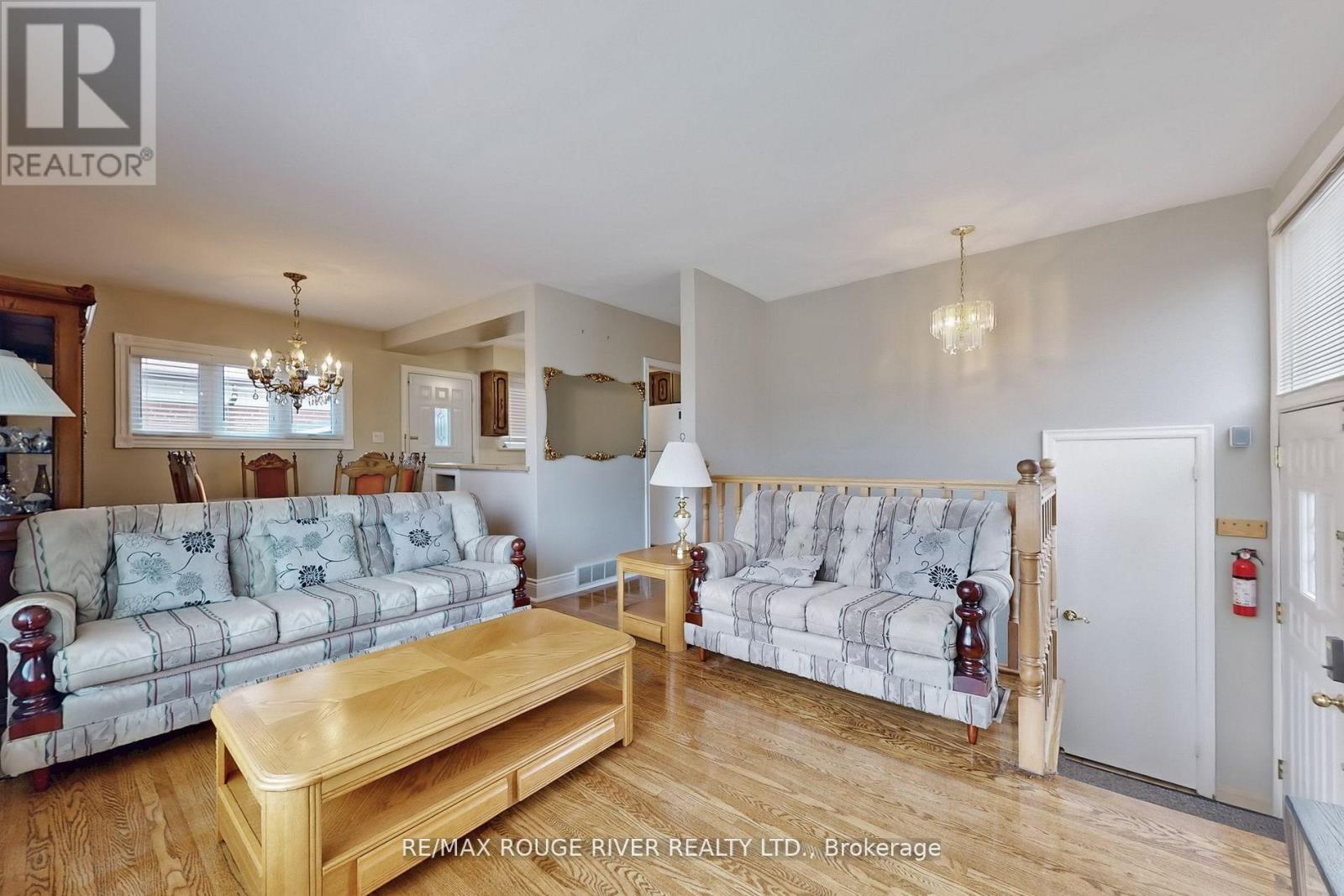 Photo 9 of 117 Shropshire Drive, Toronto ON