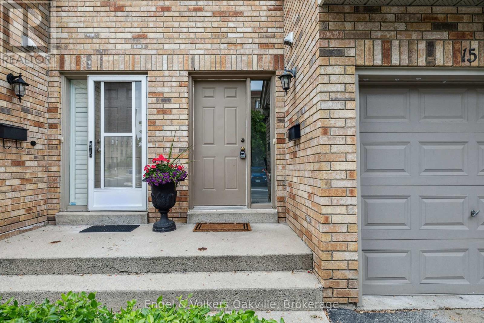 Photo 2 of 15 2015 Cleaver Avenue, Burlington ON