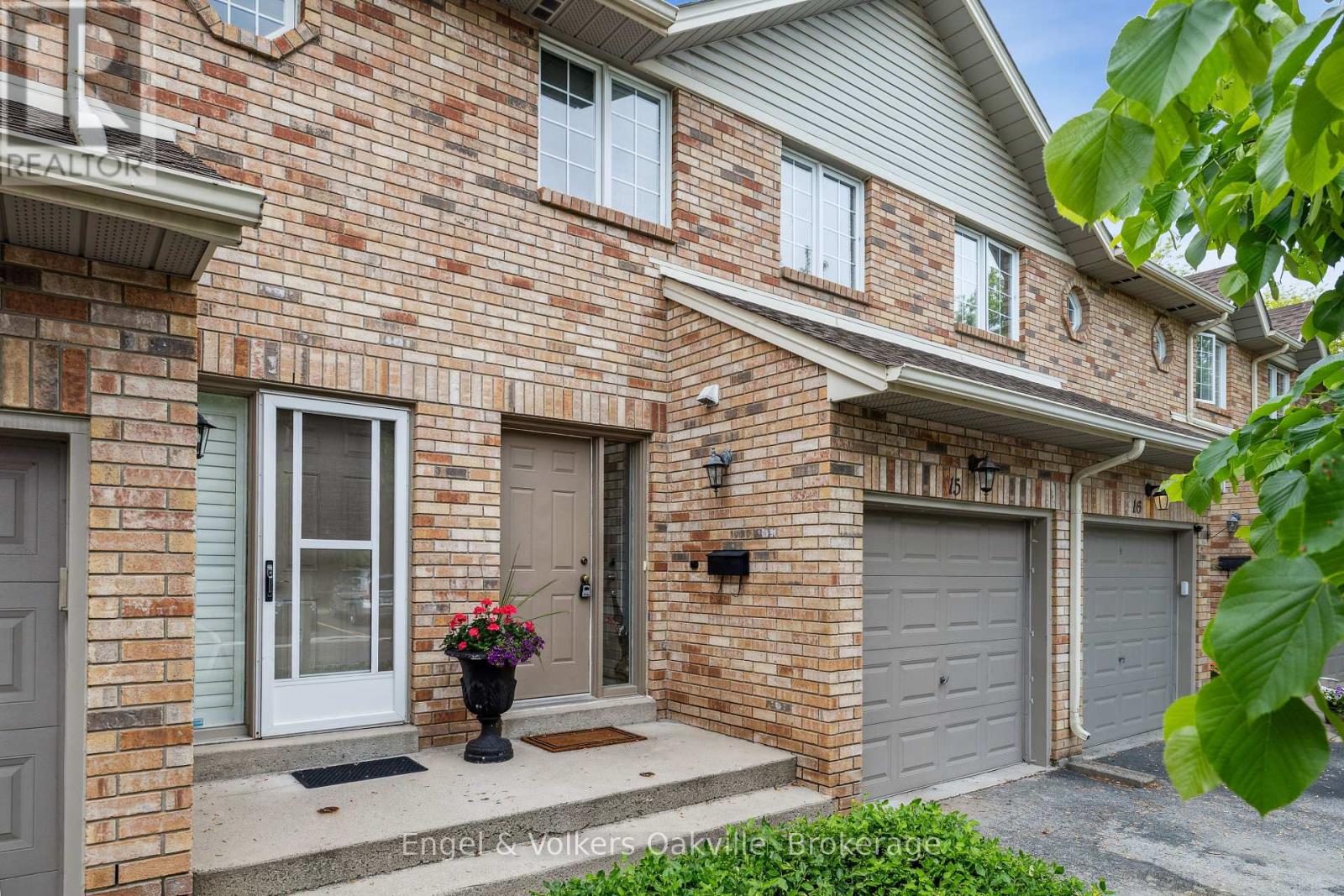 Photo 3 of 15 2015 Cleaver Avenue, Burlington ON