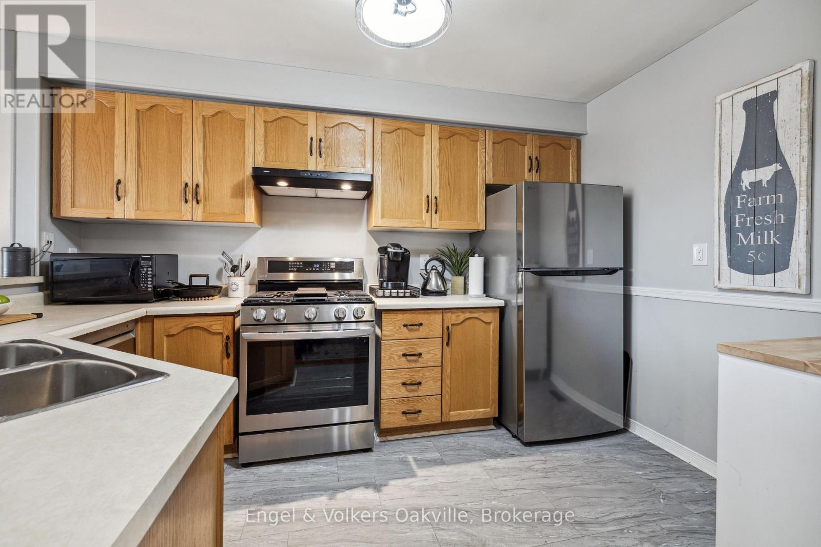 Photo 6 of 15 2015 Cleaver Avenue, Burlington ON