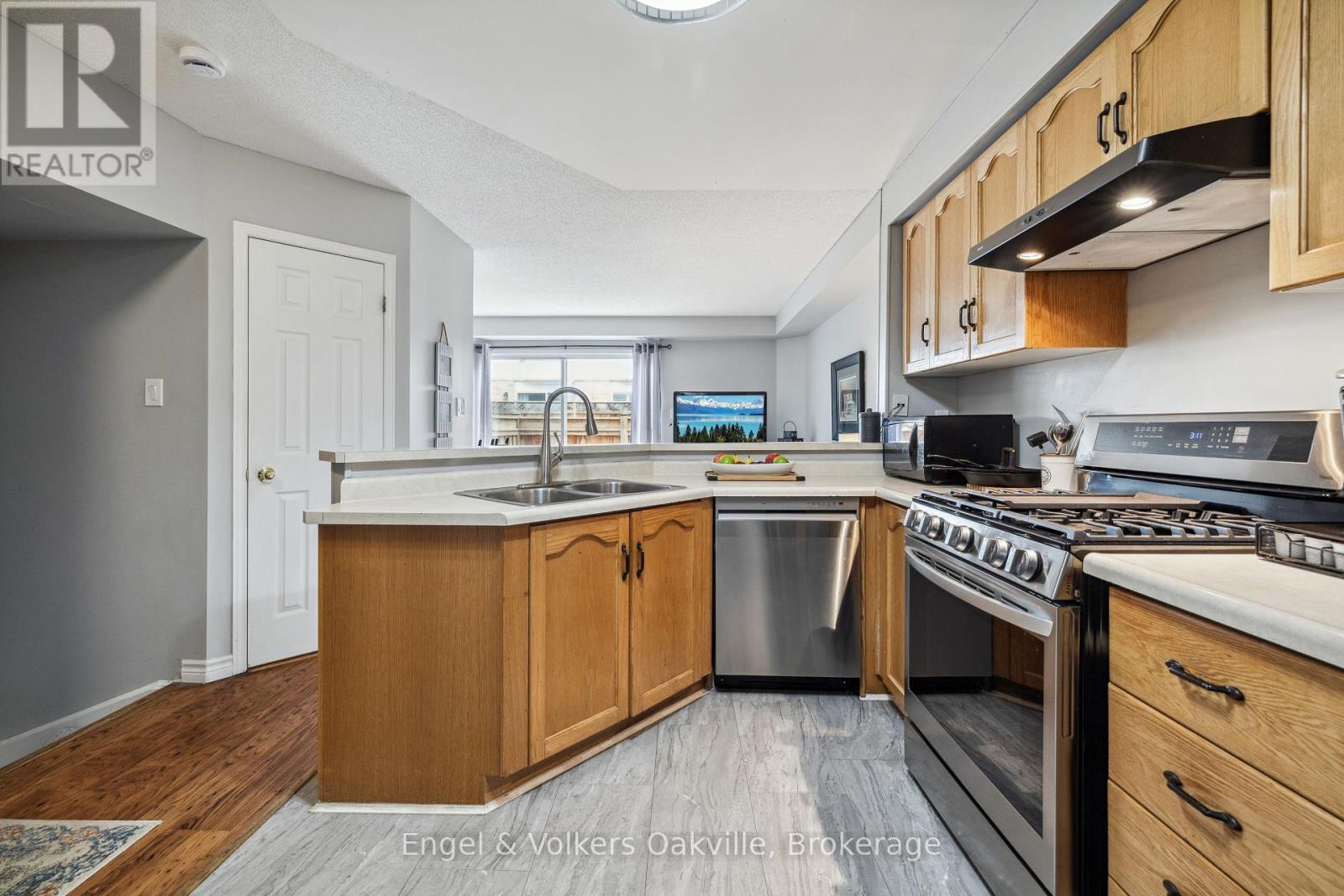 Photo 7 of 15 2015 Cleaver Avenue, Burlington ON