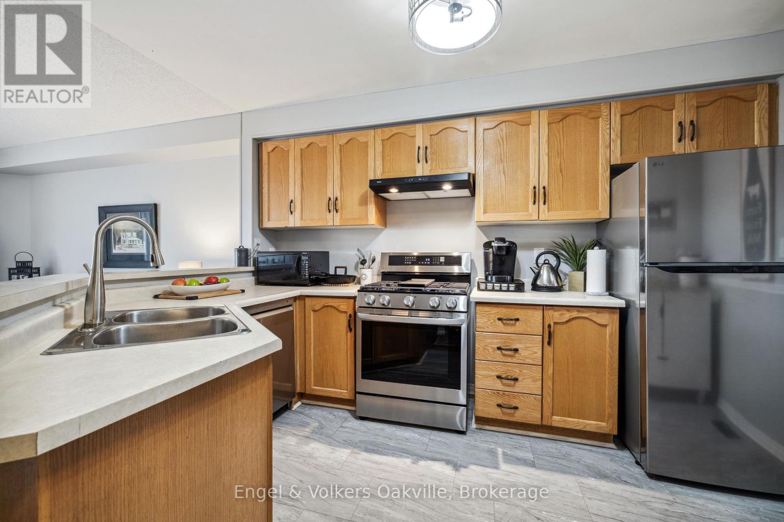 Photo 8 of 15 2015 Cleaver Avenue, Burlington ON