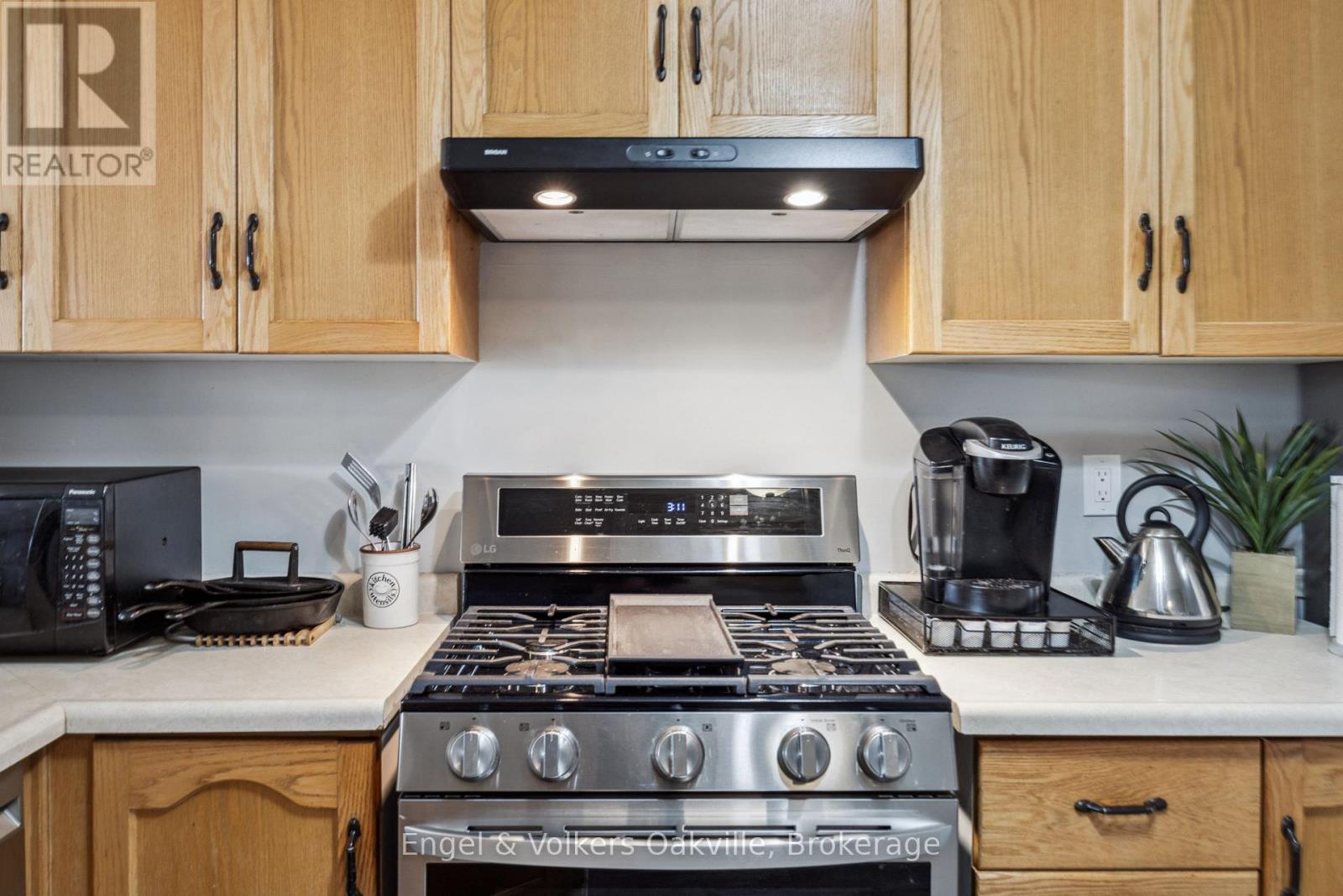 Photo 9 of 15 2015 Cleaver Avenue, Burlington ON