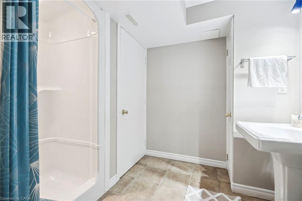 Photo 37 of 102 Niska Dr, Waterdown ON