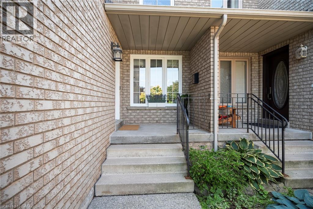Photo 2 of 102 Niska Dr, Waterdown ON