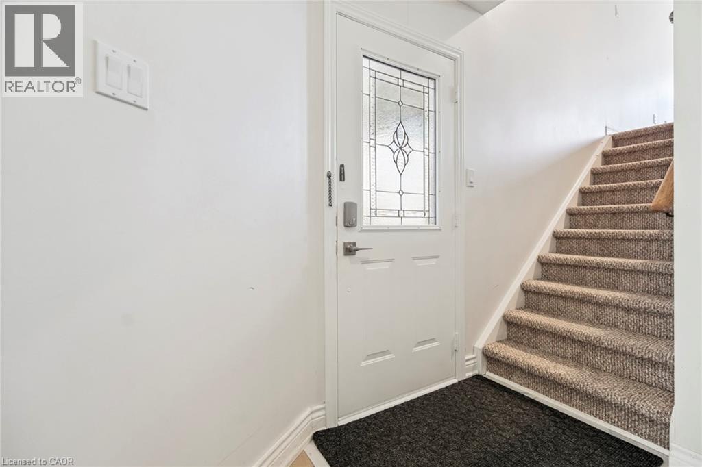 Photo 4 of 102 Niska Dr, Waterdown ON