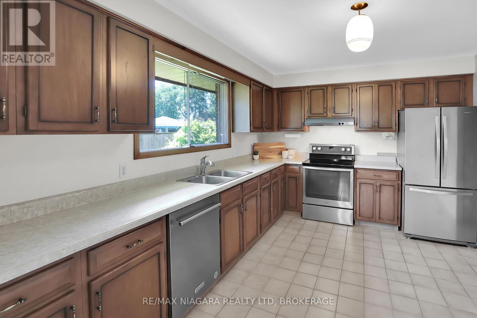 Photo 11 of 25 Oak Street, Welland ON