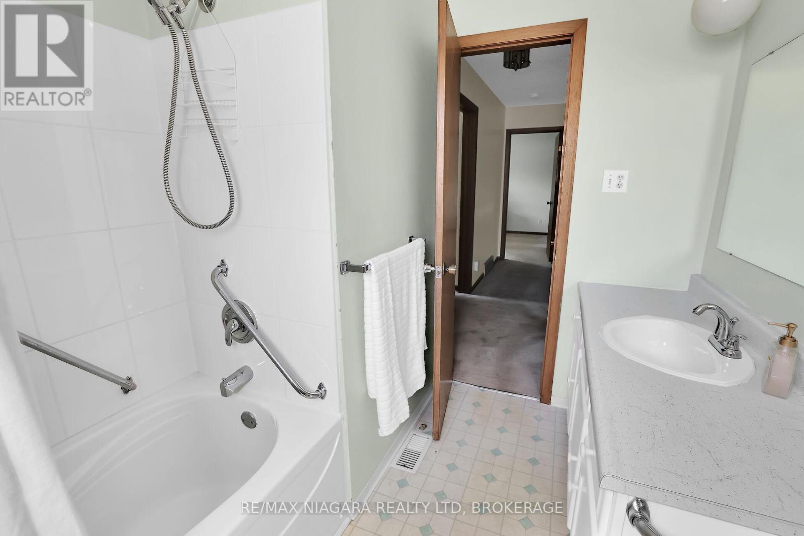 Photo 21 of 25 Oak Street, Welland ON