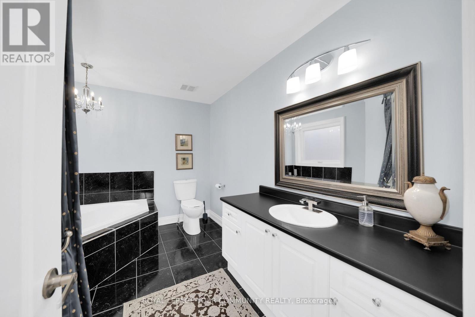 Photo 25 of 57 Deepsprings Crescent, Vaughan ON