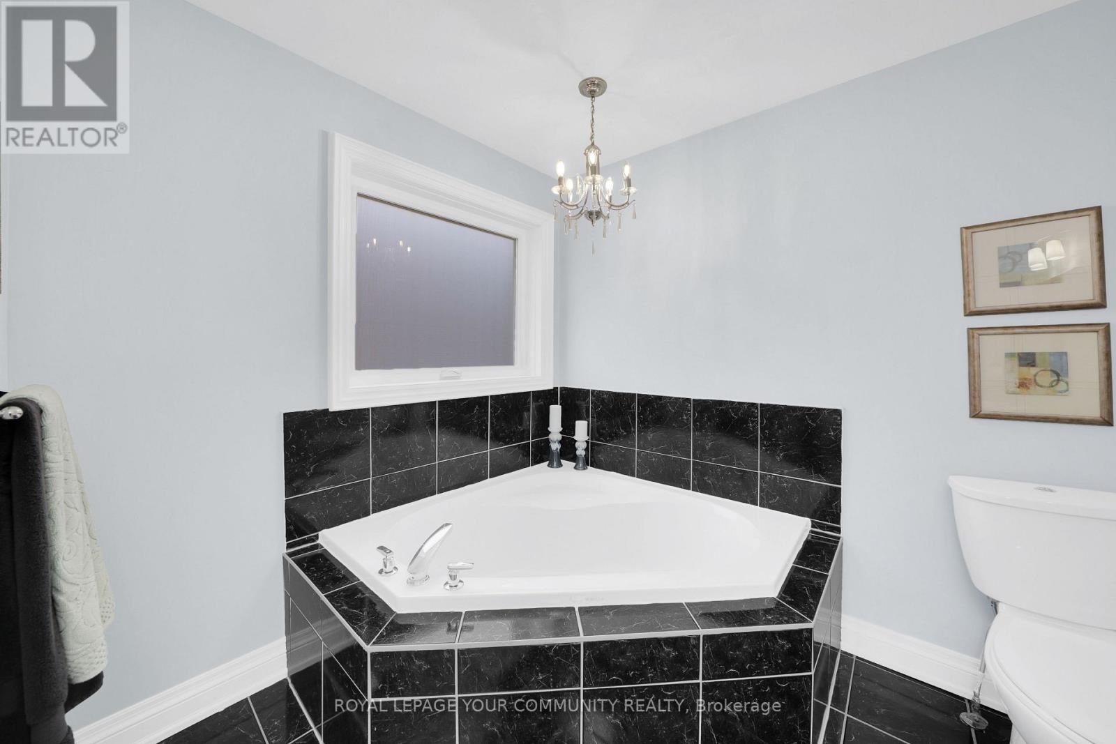 Photo 26 of 57 Deepsprings Crescent, Vaughan ON