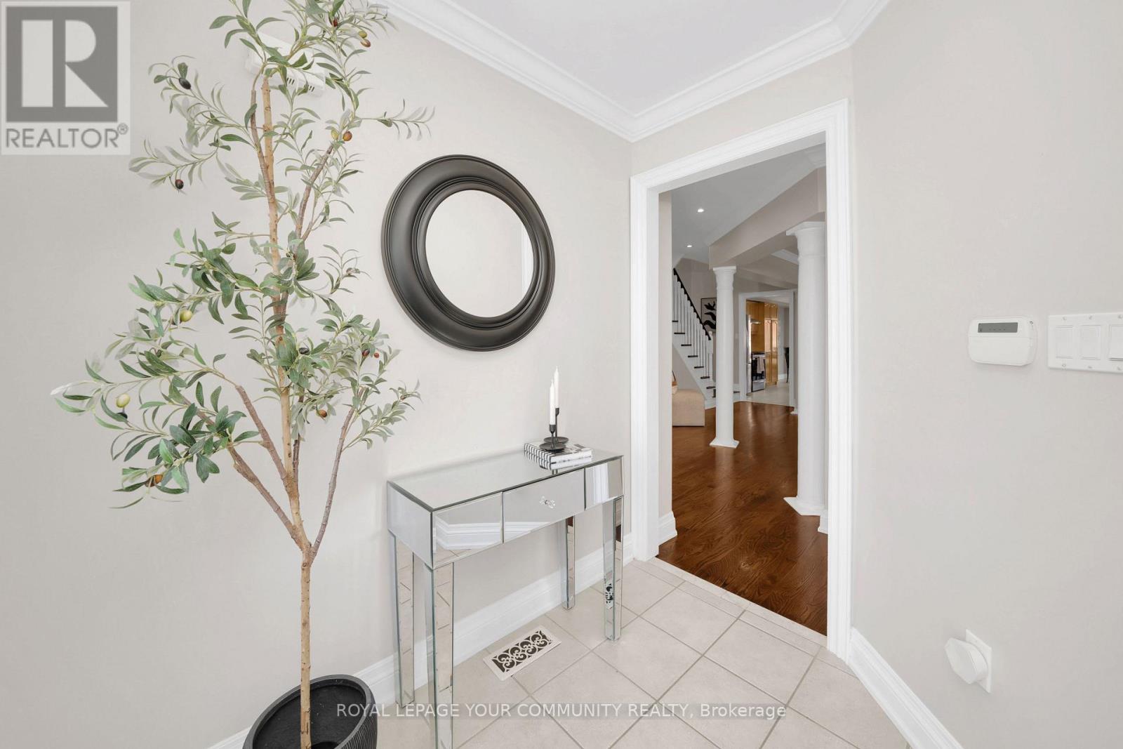 Photo 6 of 57 Deepsprings Crescent, Vaughan ON