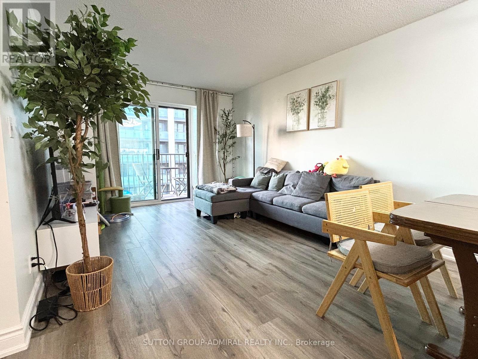 Photo 3 of 908 185 Oneida Crescent, Richmond Hill ON