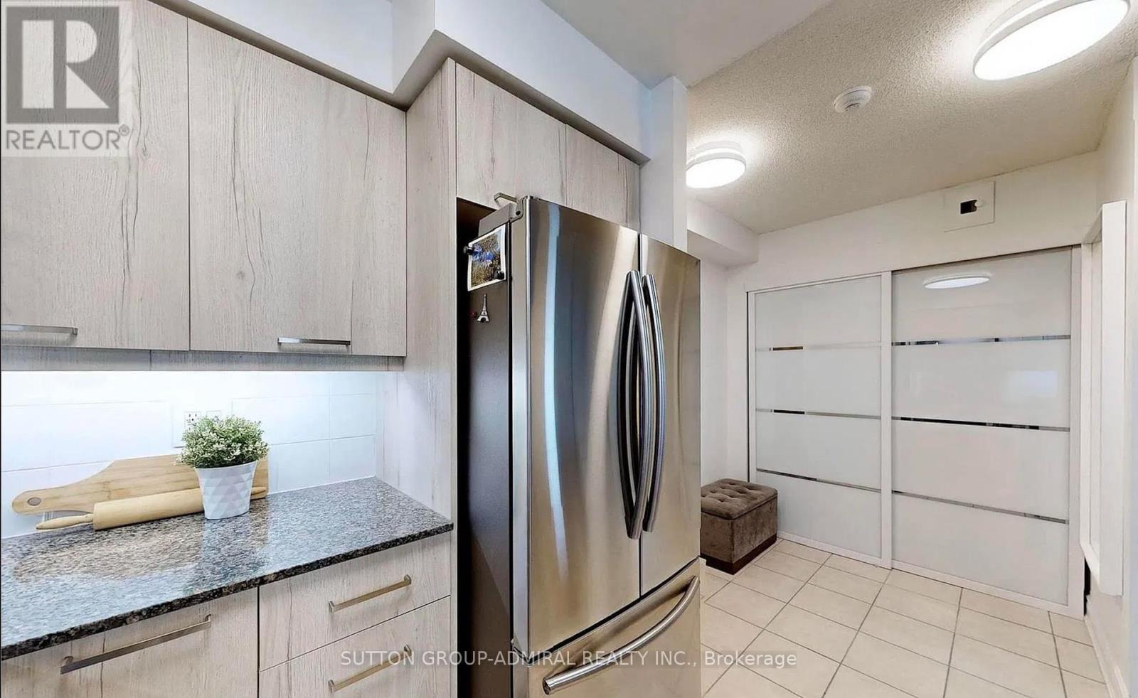 Photo 4 of 908 185 Oneida Crescent, Richmond Hill ON