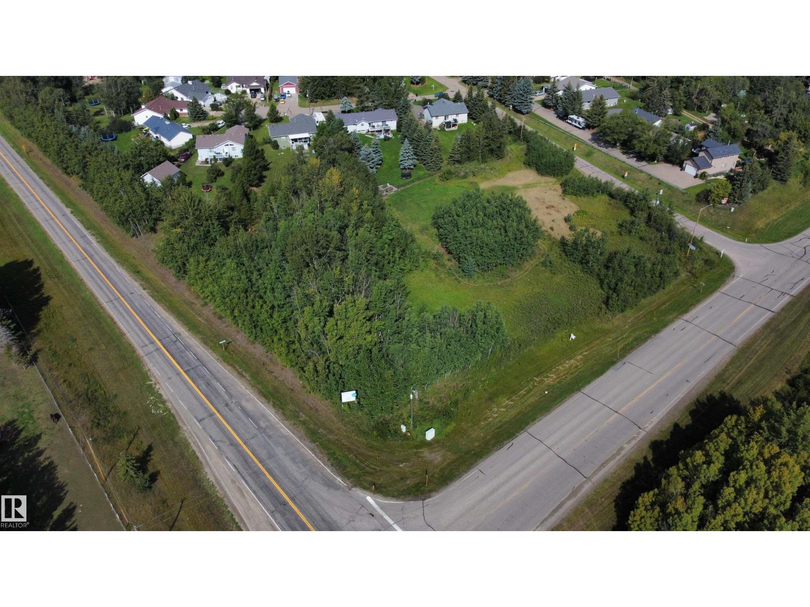 Photo 5 of 487 Lakeside Dr, Rural Parkland County AB
