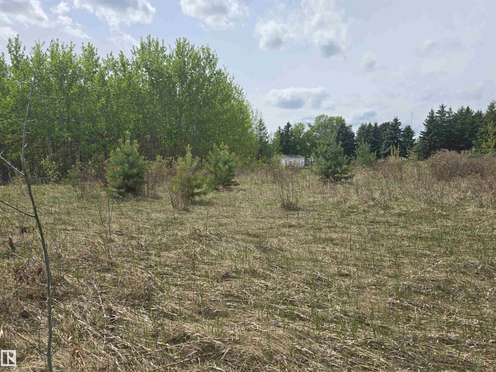 Photo 2 of 487 Lakeside Dr, Rural Parkland County AB