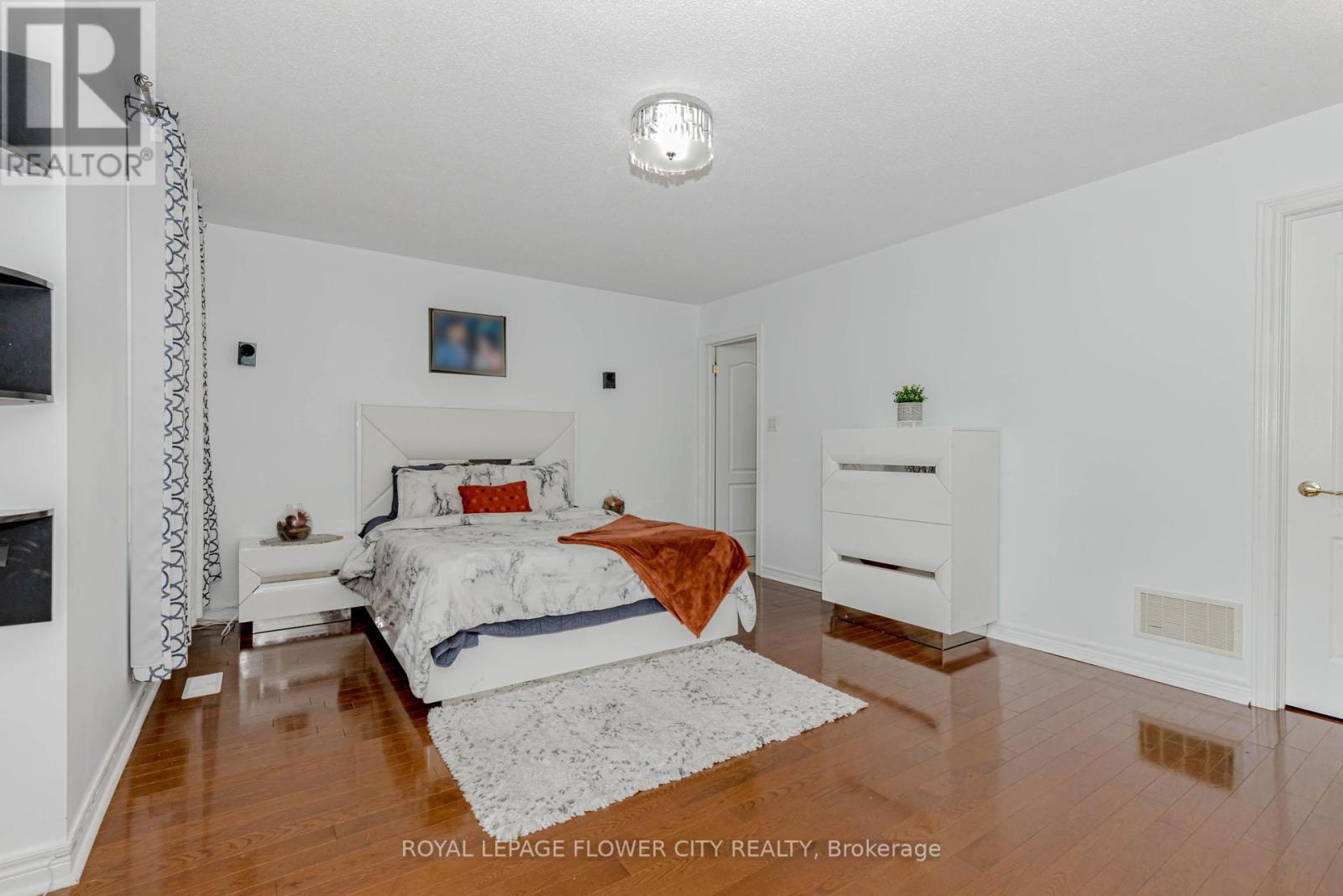 Photo 10 of 11 Vintonridge Drive, Brampton ON
