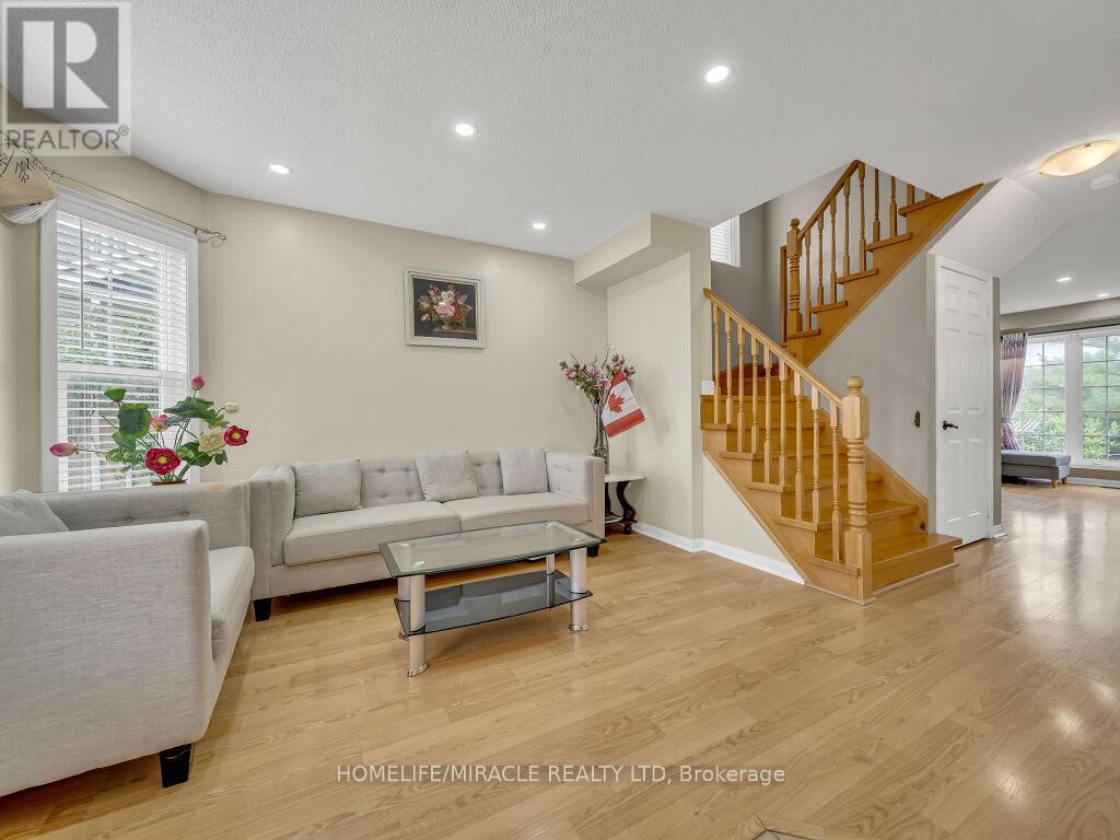 Photo 5 of 80 Sweetwood Circle, Brampton ON
