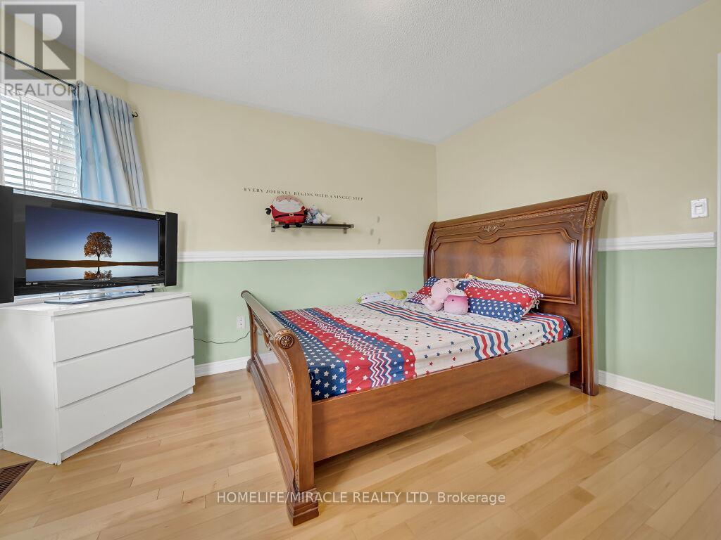 Photo 21 of 80 Sweetwood Circle, Brampton ON