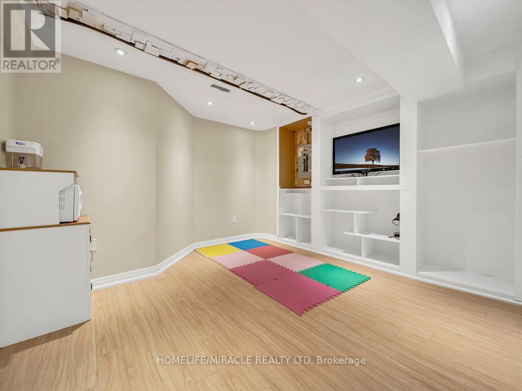 Photo 9 of 80 Sweetwood Circle, Brampton ON