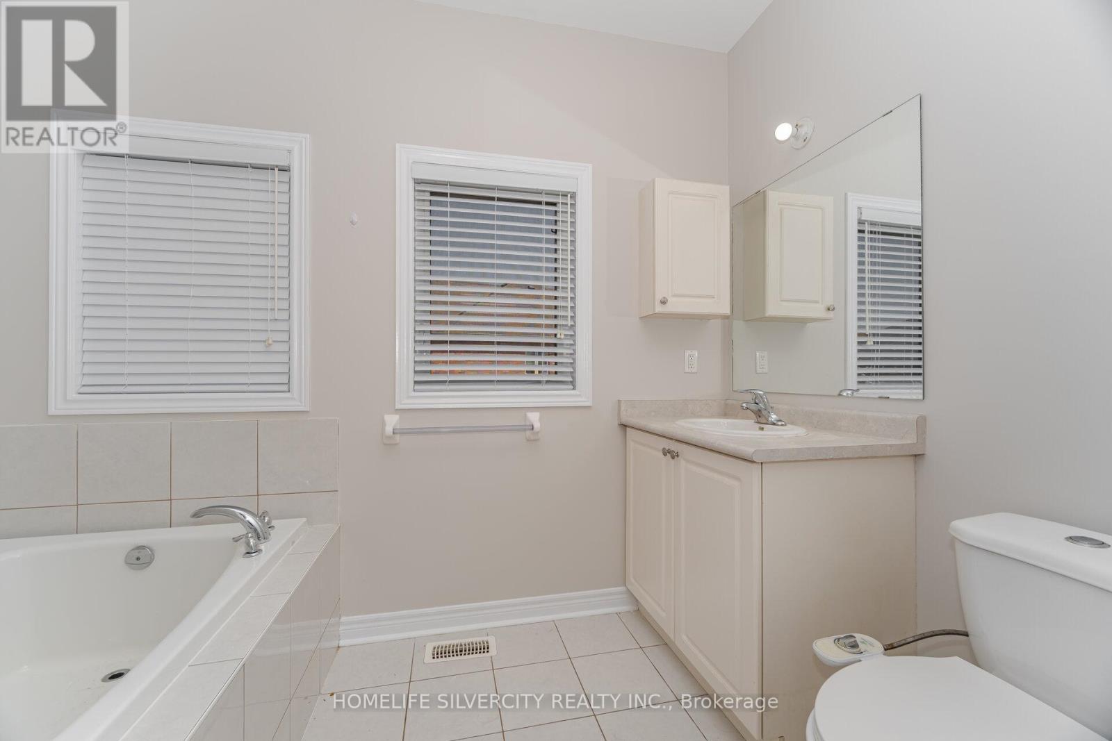 Photo 3 of 105 Aylesbury Drive, Brampton ON