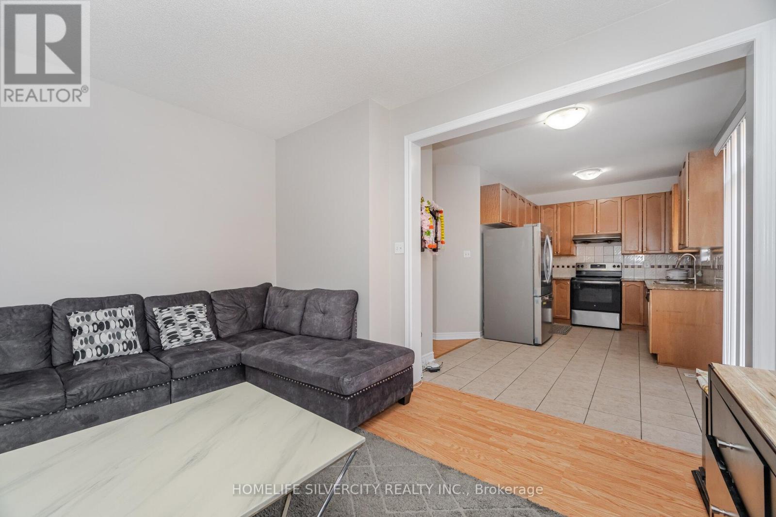 Photo 2 of 105 Aylesbury Drive, Brampton ON