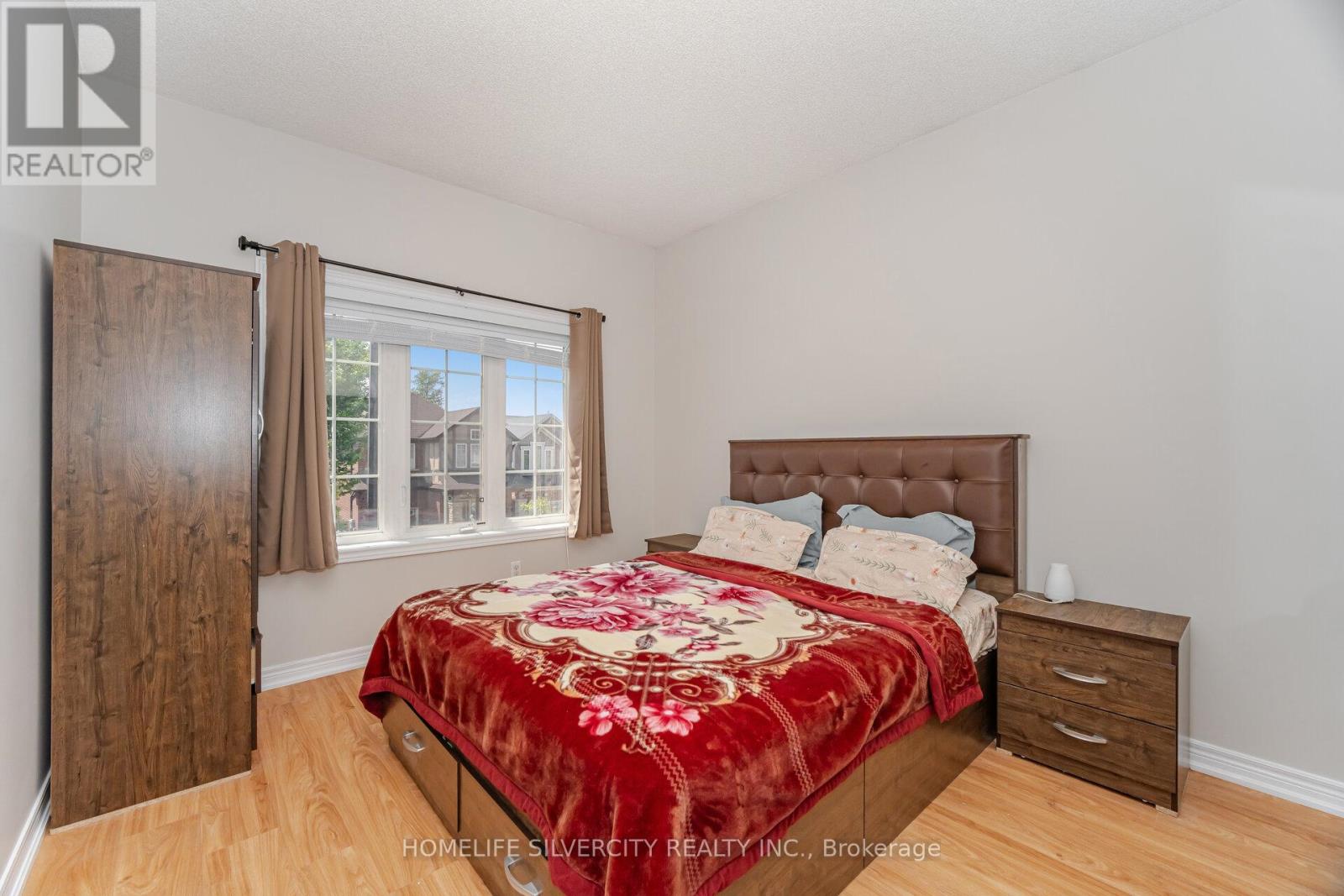 Photo 8 of 105 Aylesbury Drive, Brampton ON