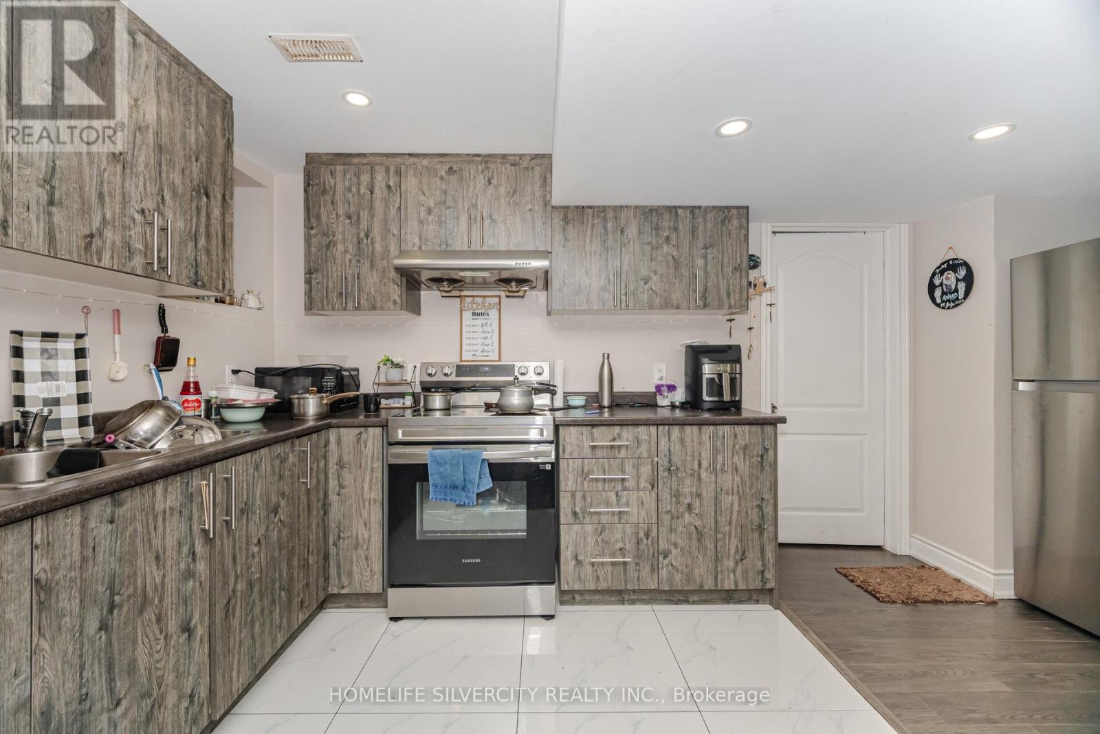 Photo 10 of 105 Aylesbury Drive, Brampton ON