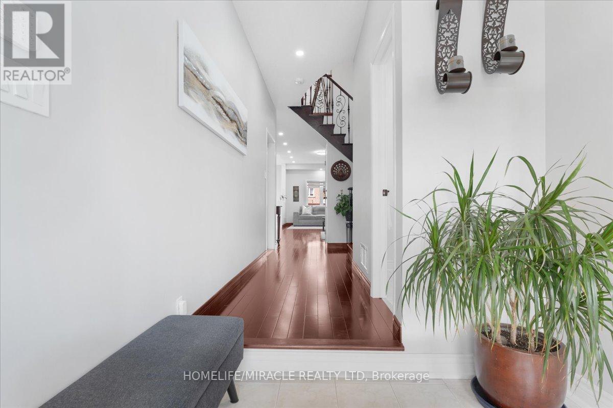 Photo 6 of 29 Charcoal Way, Brampton ON