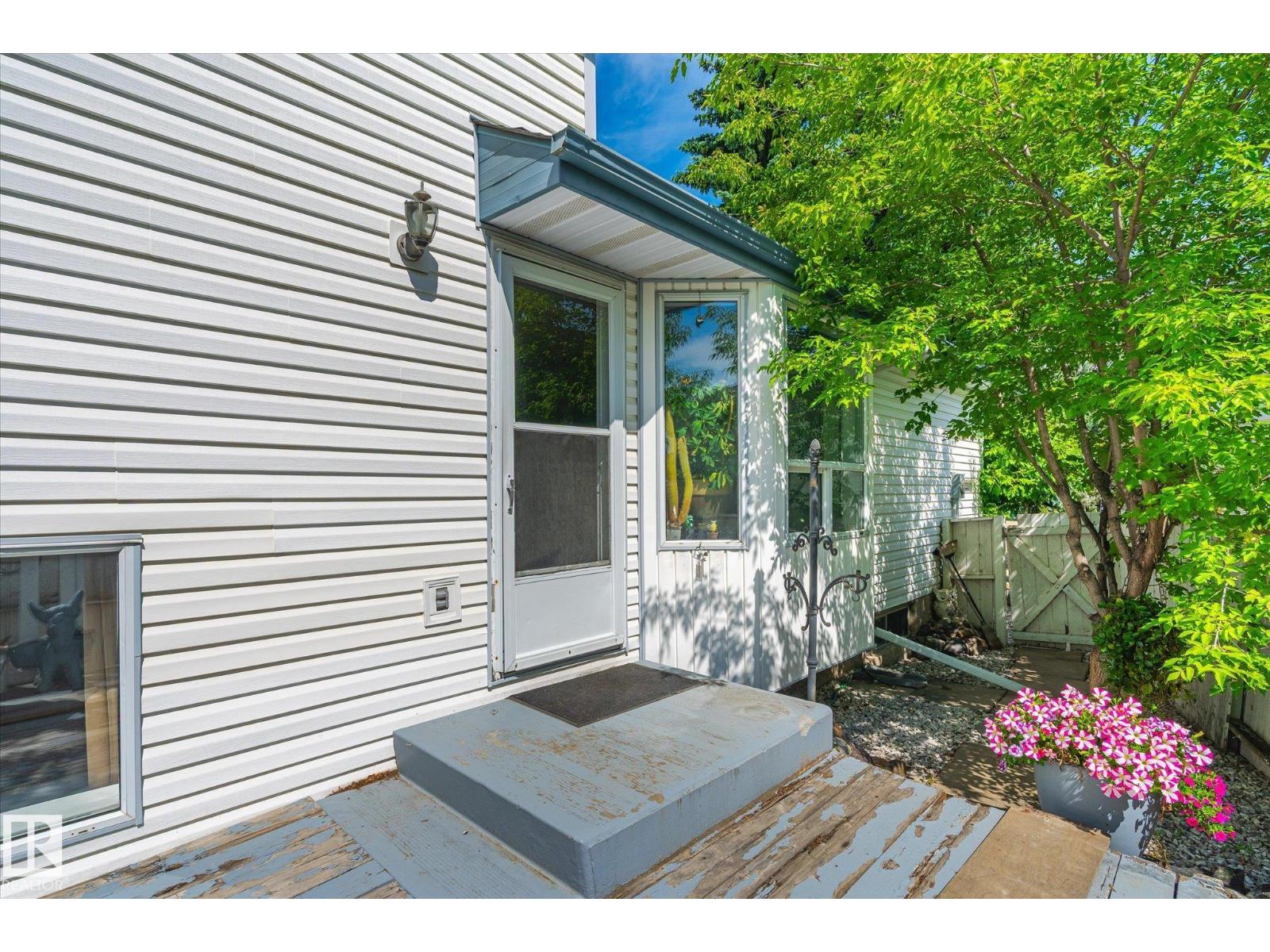 Photo 2 of 4420 36 A St Nw, Edmonton AB