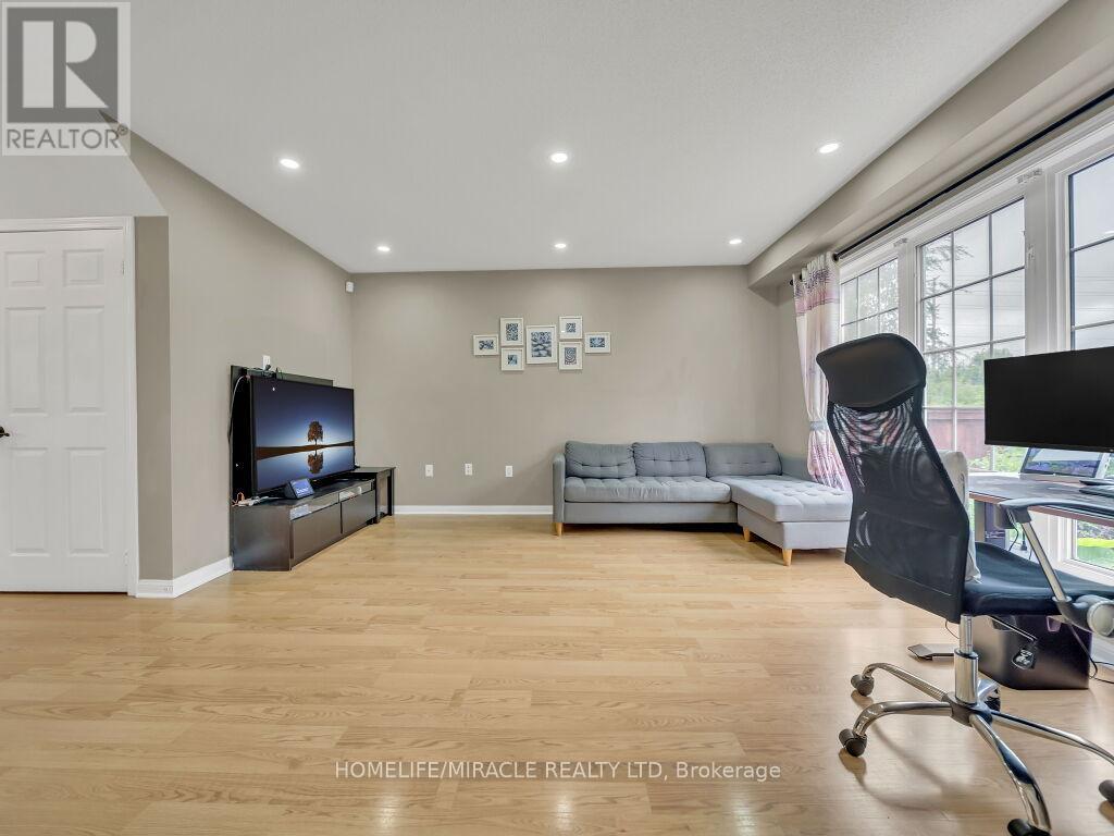 Photo 30 of 80 Sweetwood Circle, Brampton ON