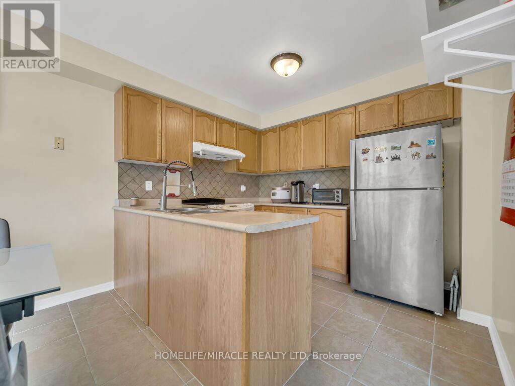 Photo 4 of 80 Sweetwood Circle, Brampton ON