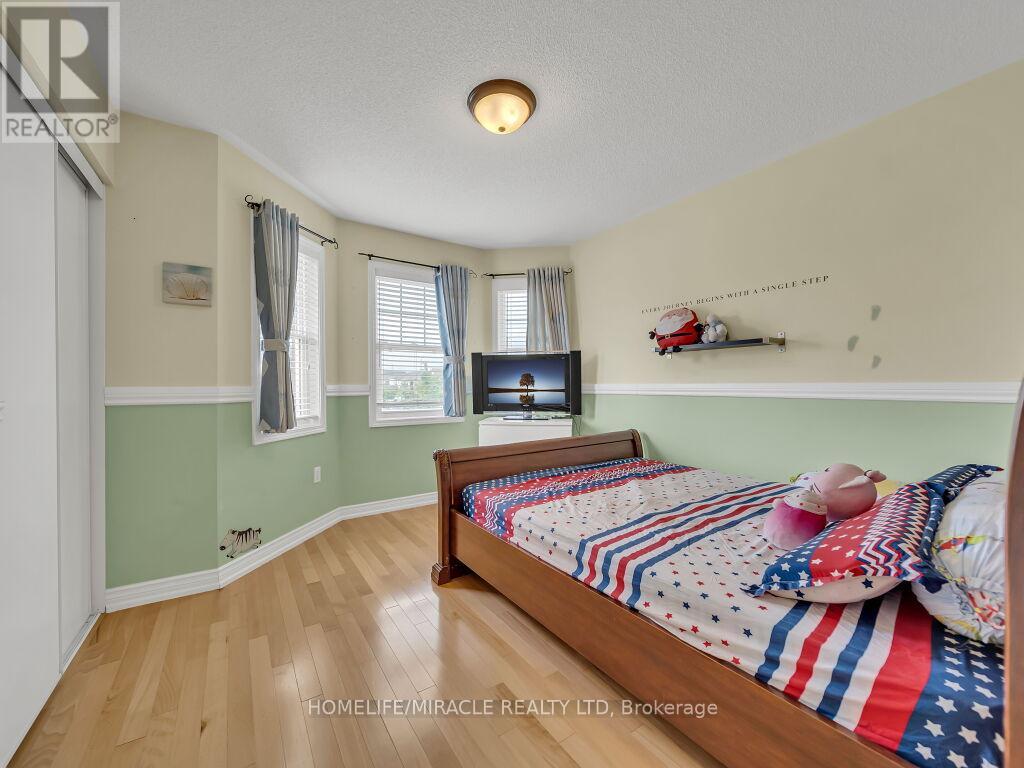 Photo 17 of 80 Sweetwood Circle, Brampton ON