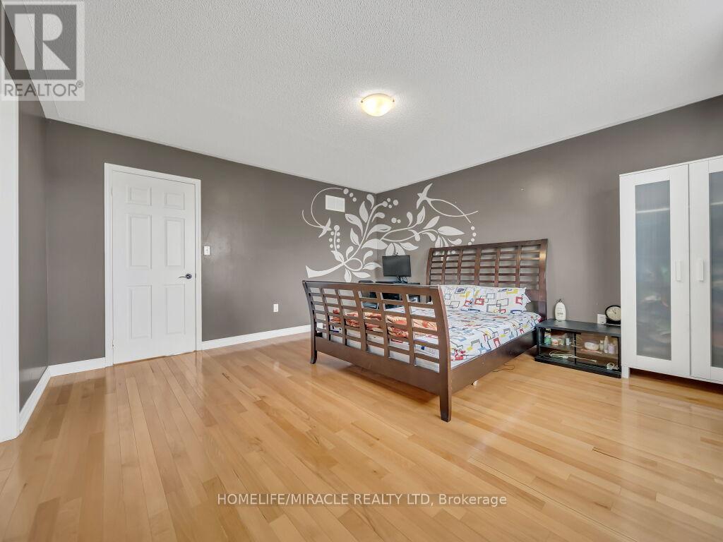 Photo 8 of 80 Sweetwood Circle, Brampton ON