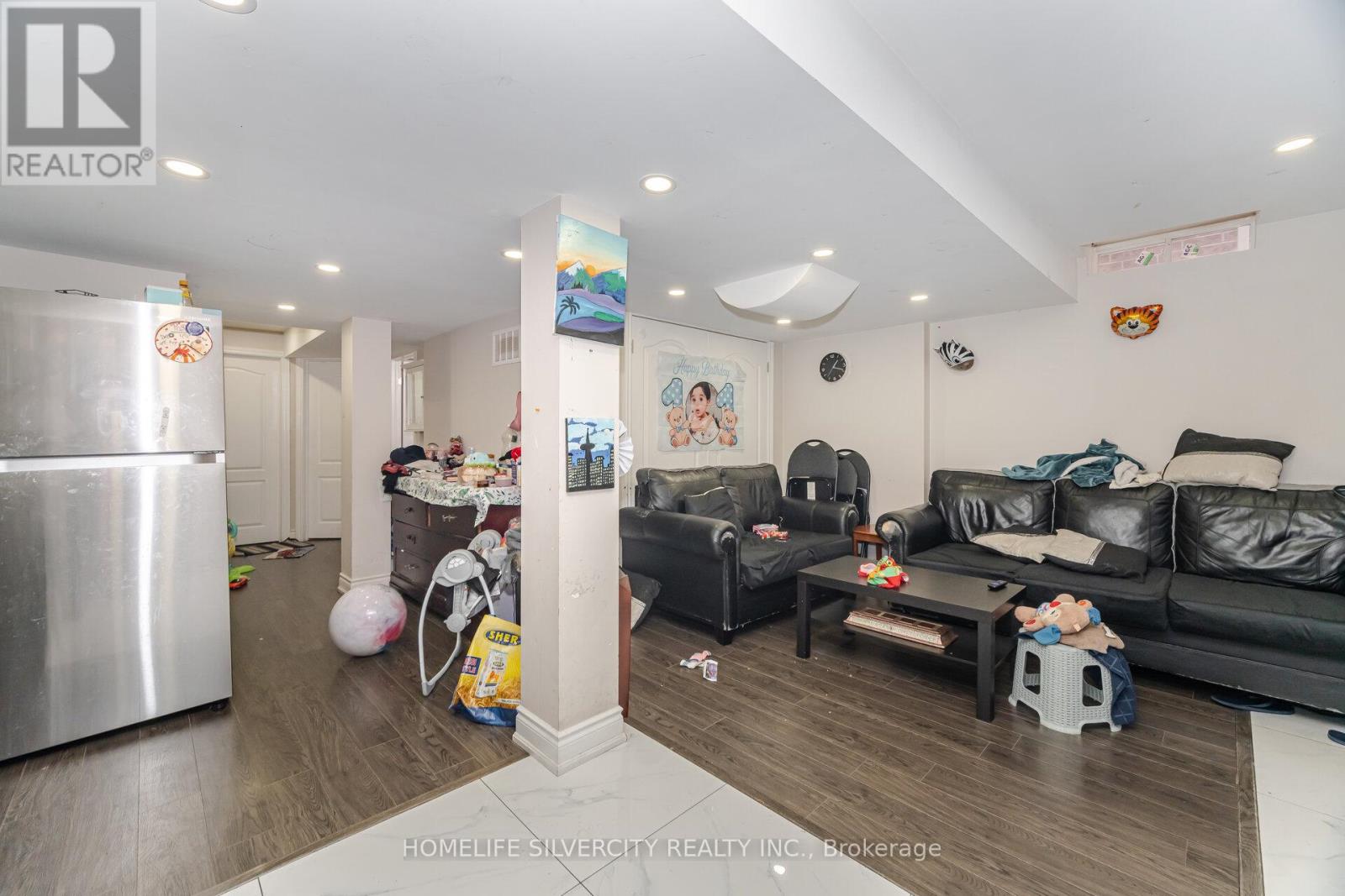 Photo 5 of 105 Aylesbury Drive, Brampton ON