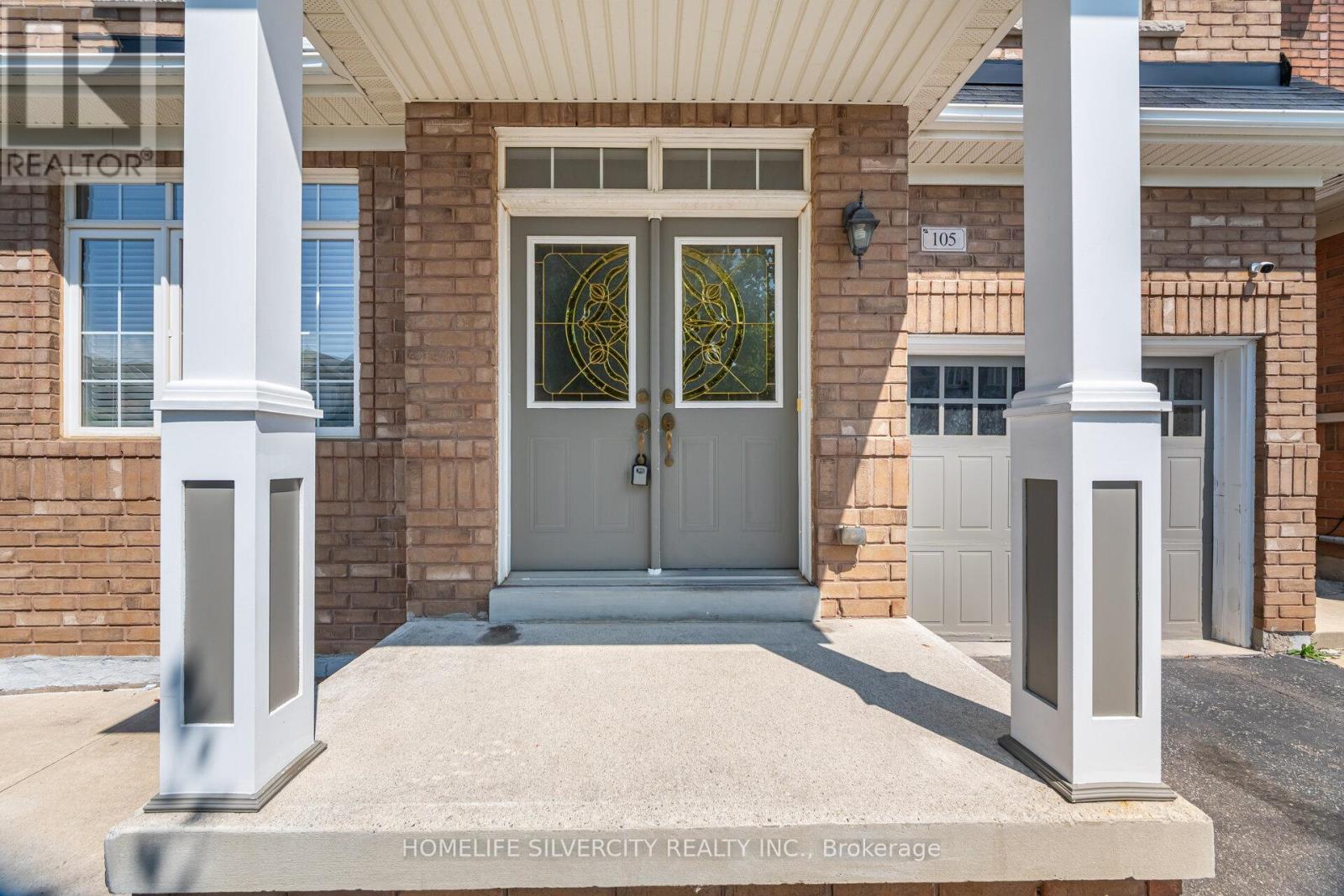 Photo 4 of 105 Aylesbury Drive, Brampton ON