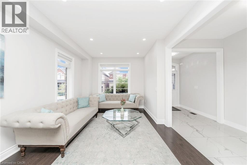 Photo 2 of 1531 Mendelson Heights, Milton ON
