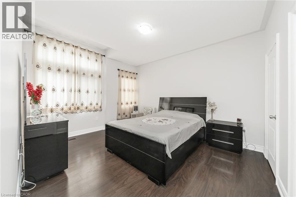 Photo 3 of 1531 Mendelson Heights, Milton ON